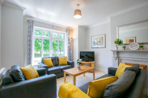 72 - Spacious Townhouse with Parking by Shortstays